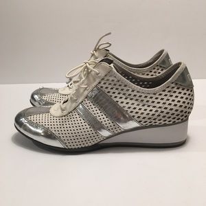RAINA DKNY SILVER & WHITE WEDGE TENNIS SHOE SZ 10